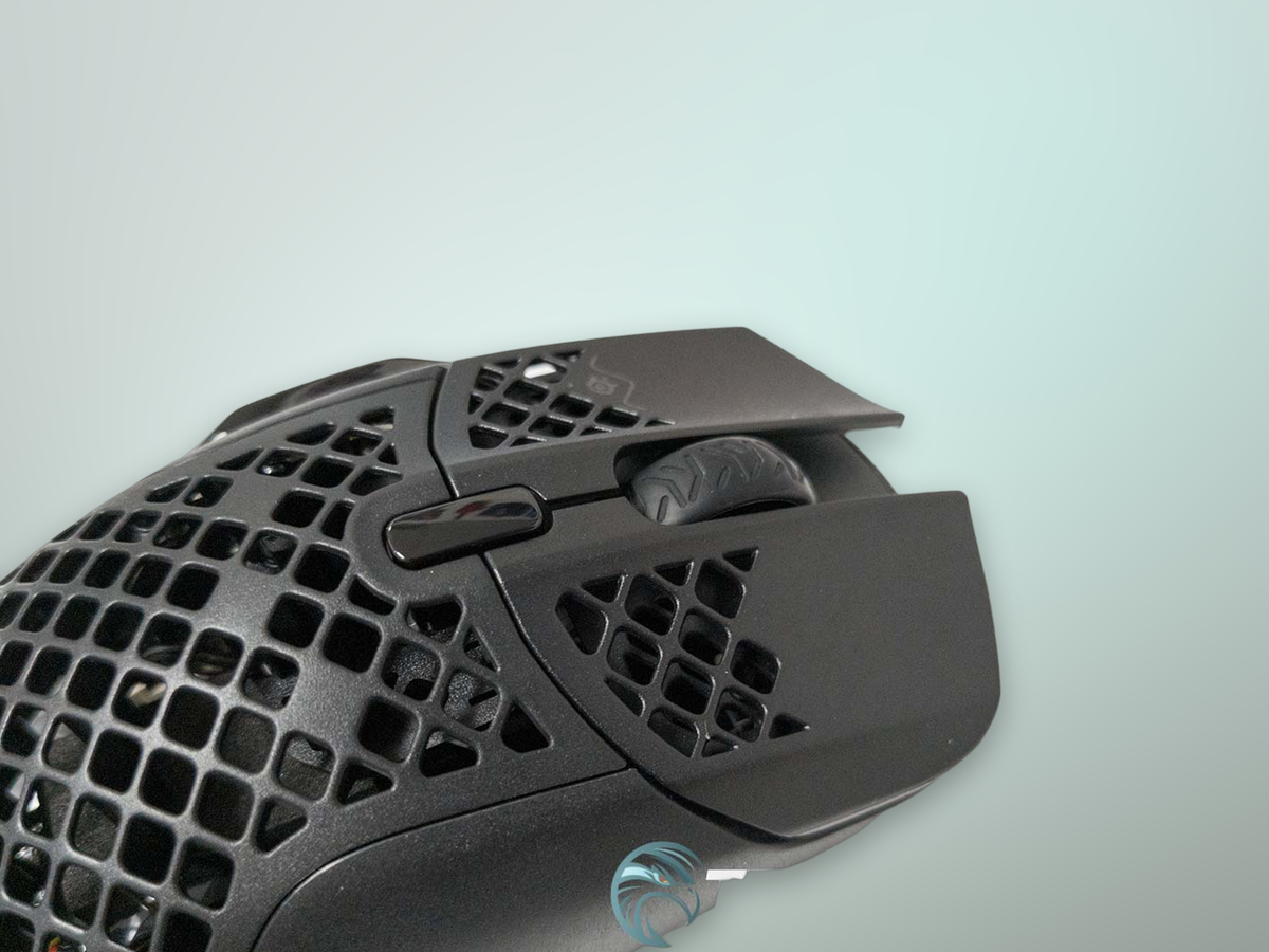 Primo piano dei controlli del SteelSeries Aerox 5 Wireless: tasti principali, rotellina in gomma e pulsanti laterali
