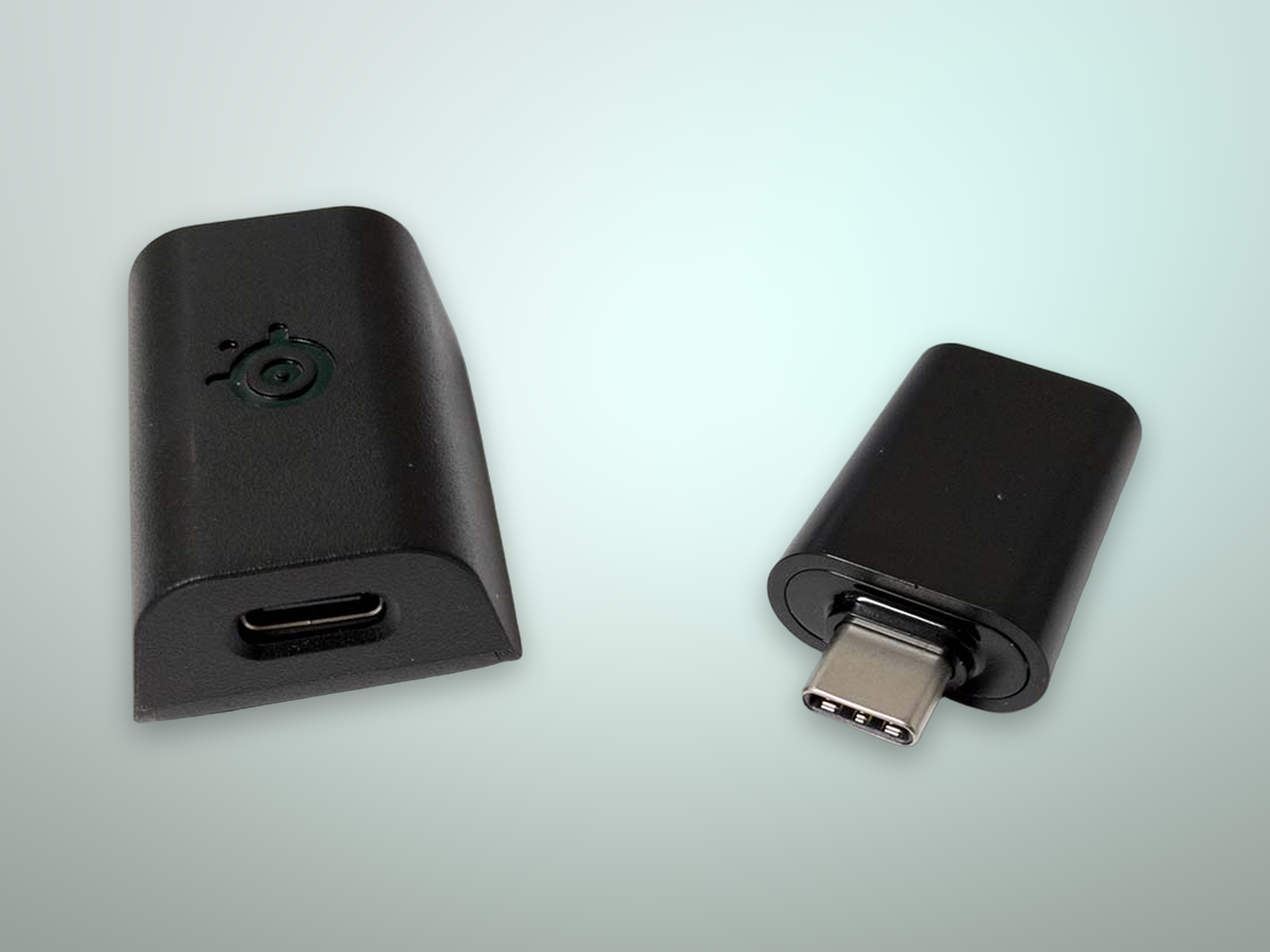 Dettaglio della porta di ricarica USB-C del SteelSeries Aerox 5 Wireless