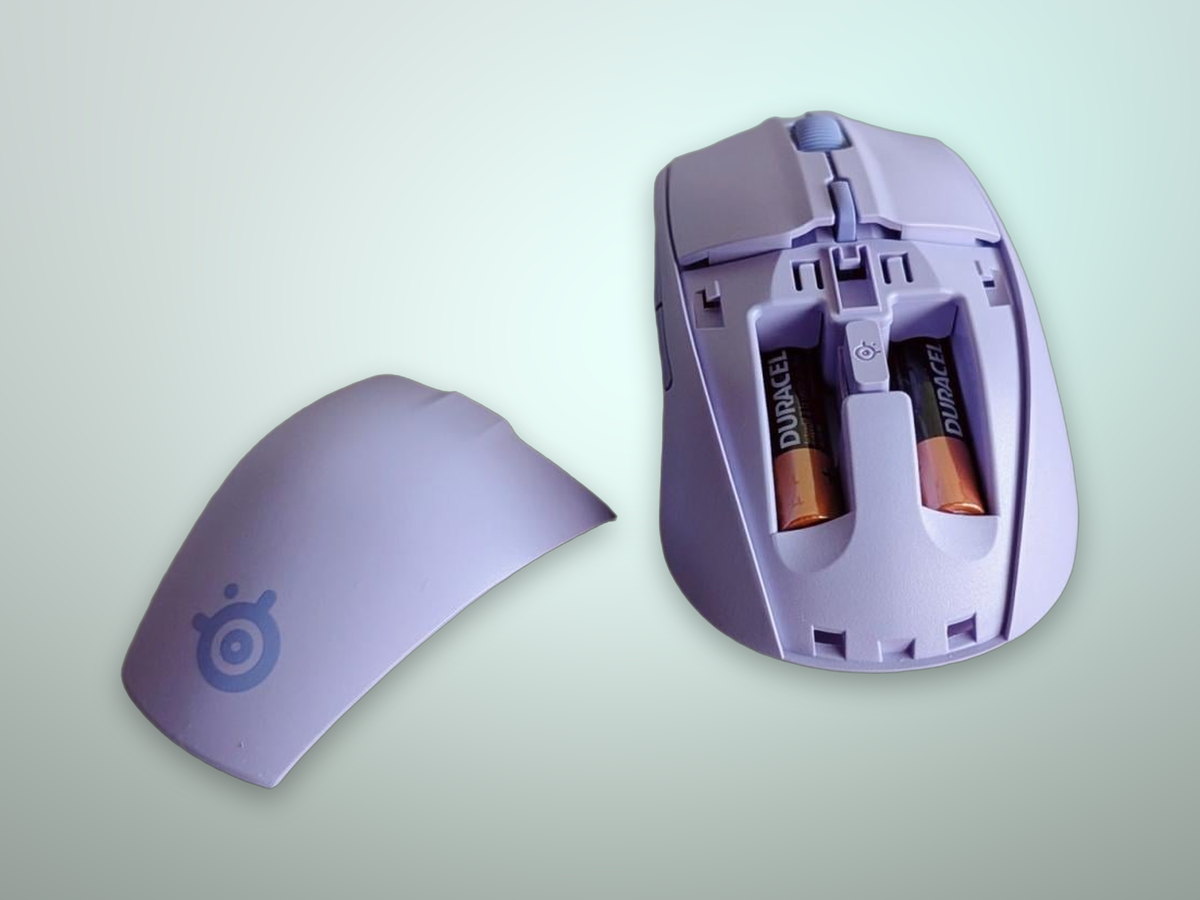 SteelSeries Rival 3 Wireless Gen 2 dettaglio sportello batterie AAA e alloggiamento dongle wireless